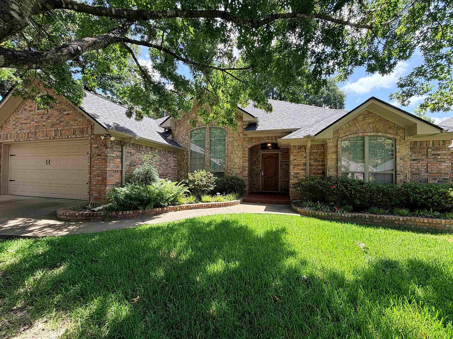 3 bed, 2.0 bath, 2030 sqft, $2,500 — Photo 1
