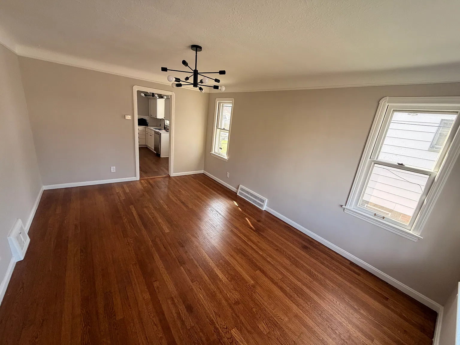 3 bed, 1920 sqft, $1,600 — Photo 1
