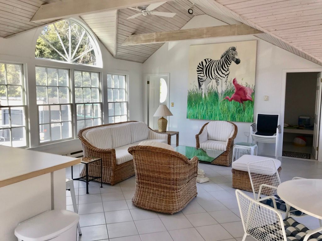  Large Pool House Entertainment area