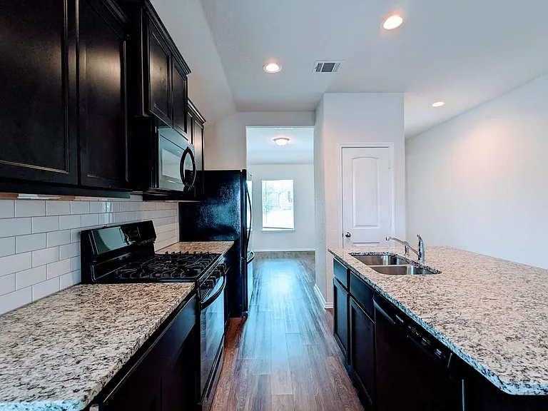 121 Dylan Dr — Photo 9