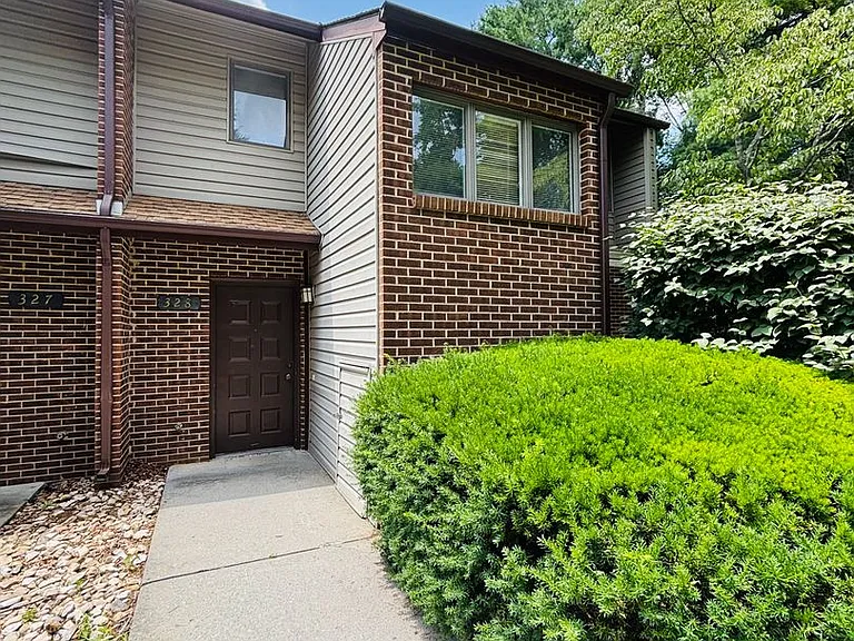 328 Shenandoah Cir — Photo 1