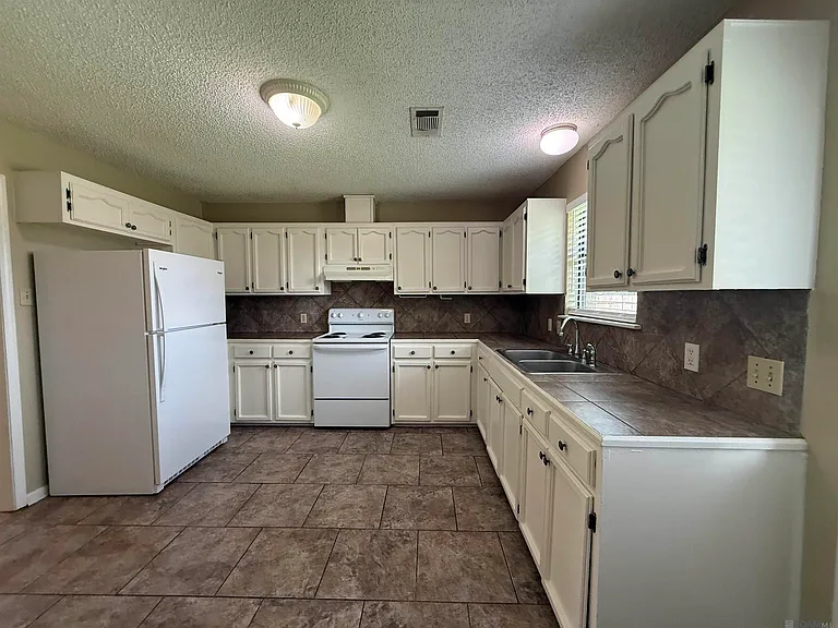 3756 Karen Dr — Photo 2