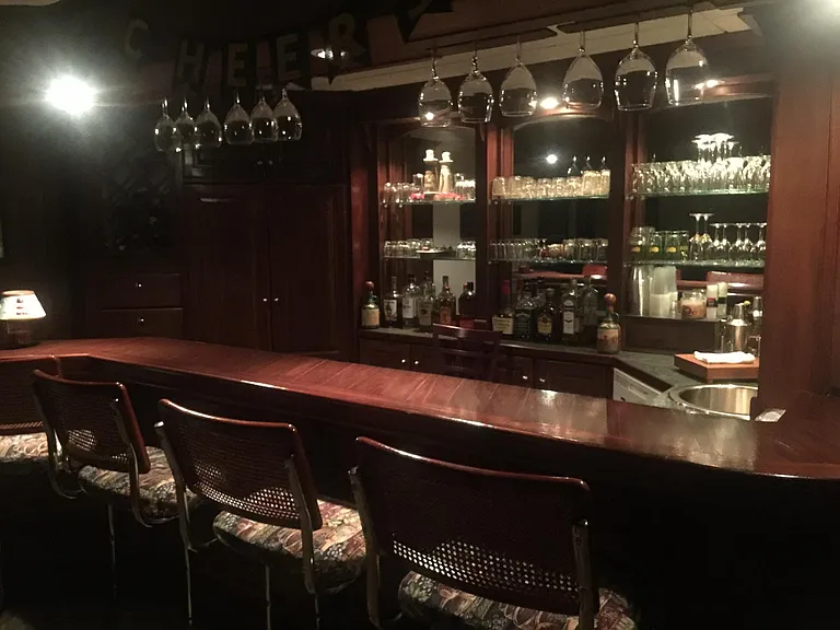 Mahogany Irish Pub - lower entertainment level