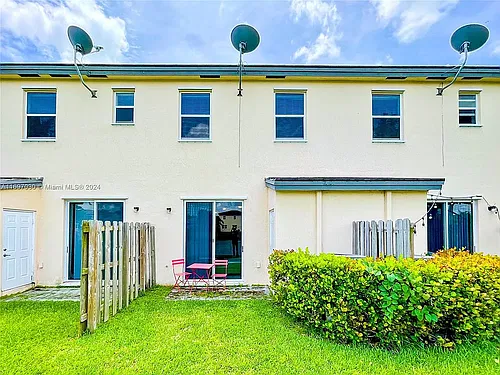 2819 SE 1st Dr #5 Photo 1