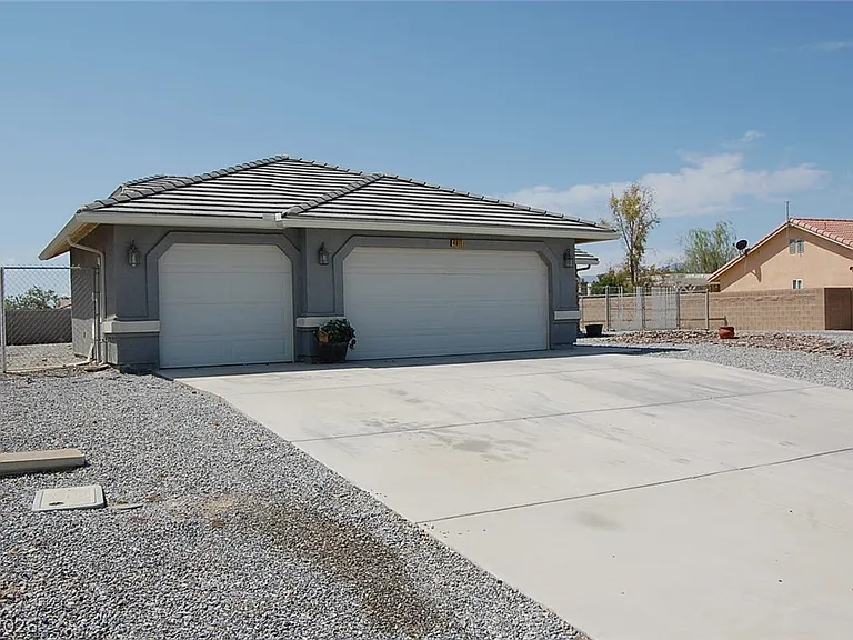 4911 E Ridgewood Dr — Photo 1