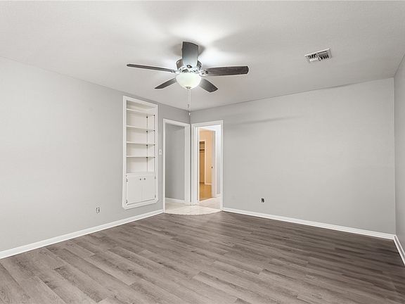 4th image of 300 Hackberry St