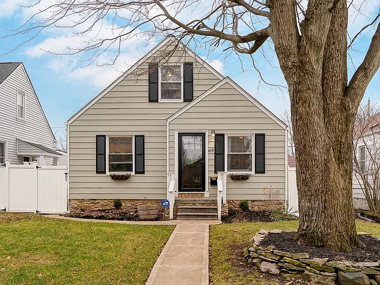 619 E Jeffrey Pl — Photo 1