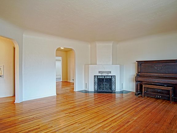 5th image of 425 Sierra Dr SE