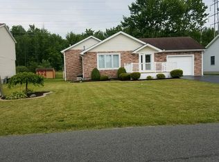 2236 Lancelot Dr, Niagara Falls, NY 14304