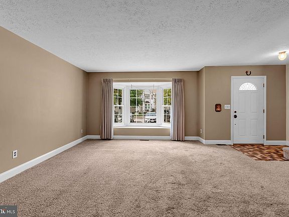 5th image of 16 Dunmoor Ct N