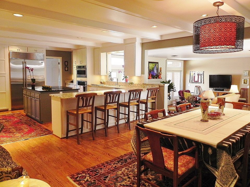 Huge eat-in kitchen