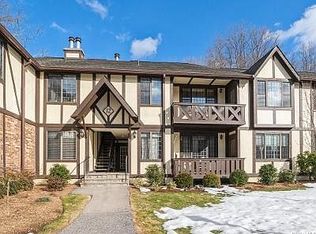 12 Foxwood Dr APT 8, Pleasantville, NY 10570