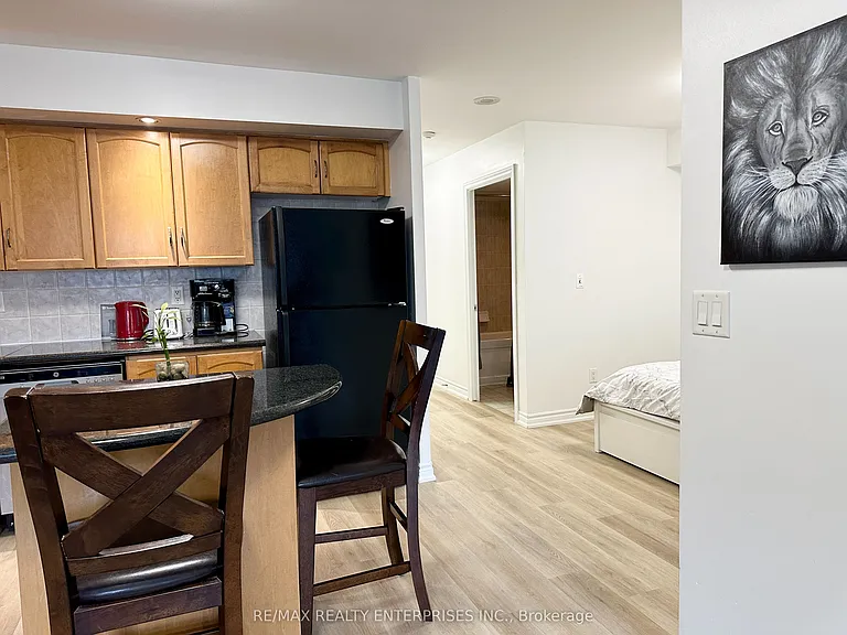 250 Wellington St W #436 — Photo 28