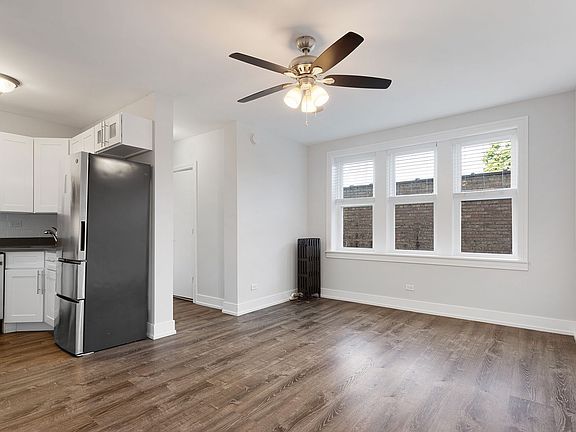 2nd image of 1521 W Sherwin Ave #308