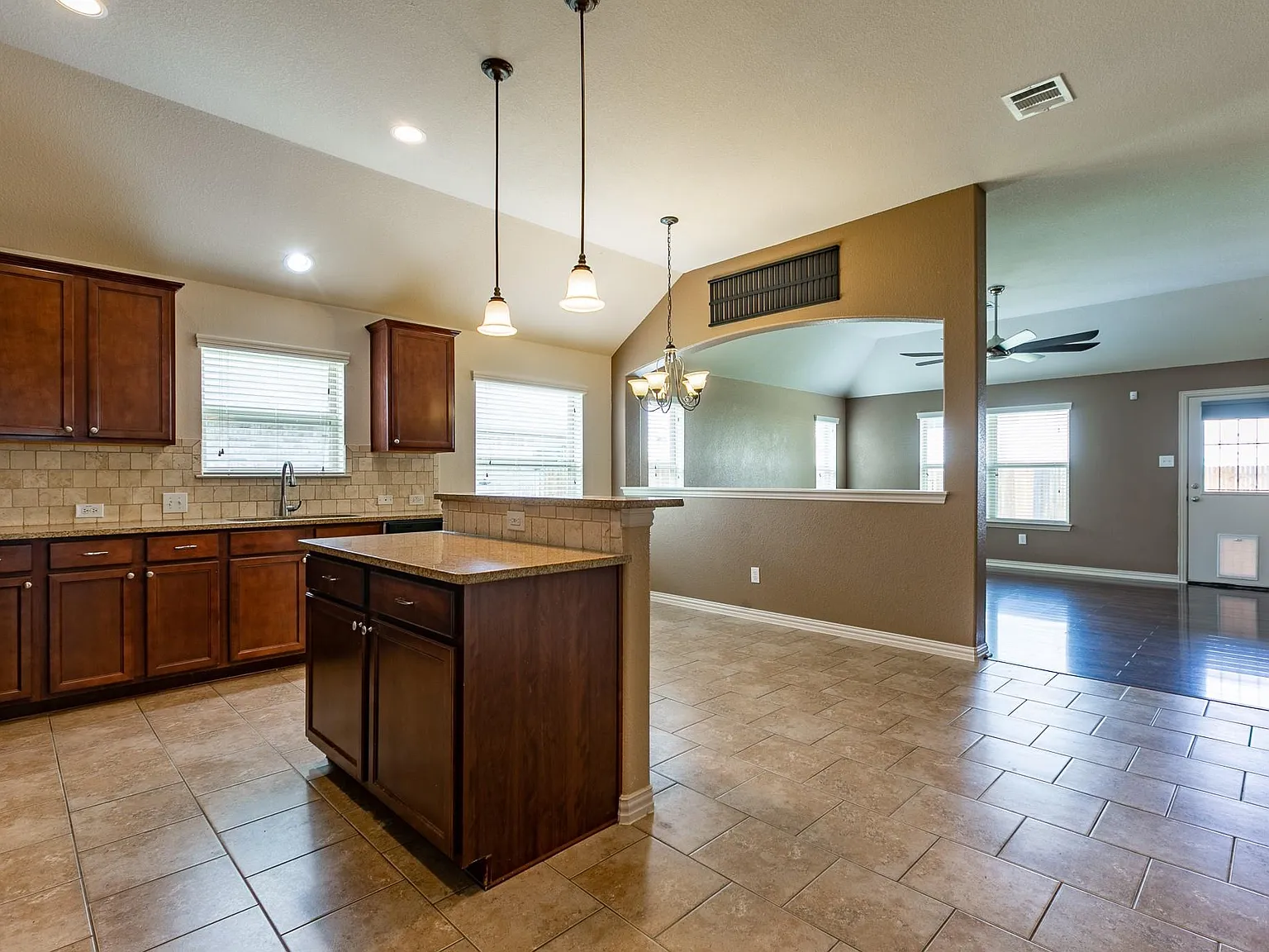 3 bed, 2.0 bath, 1765 sqft, $2,125 — Photo 4