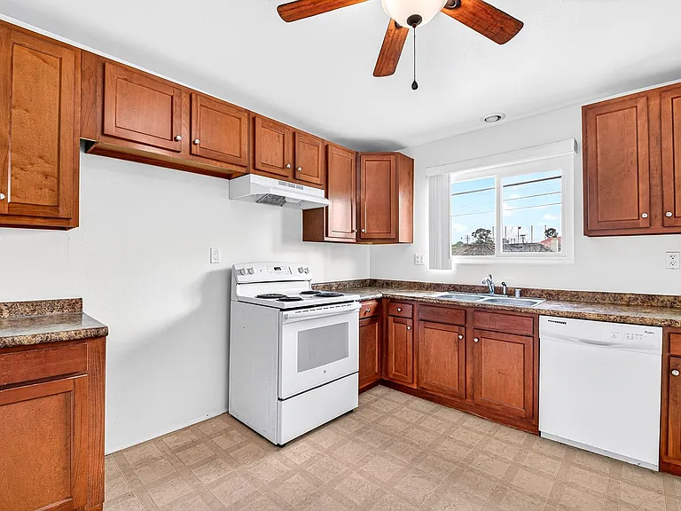 908 Roswell Avenue — Photo 12