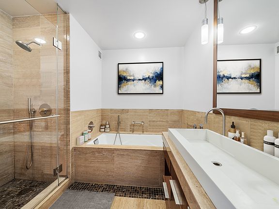 5th image of 250 E 53rd St APT 701