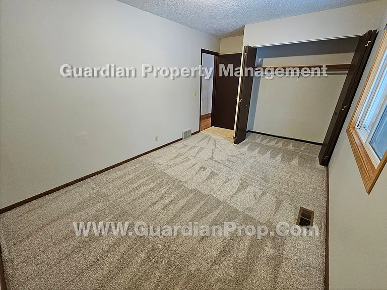 3335 Urbandale Ln N — Photo 13