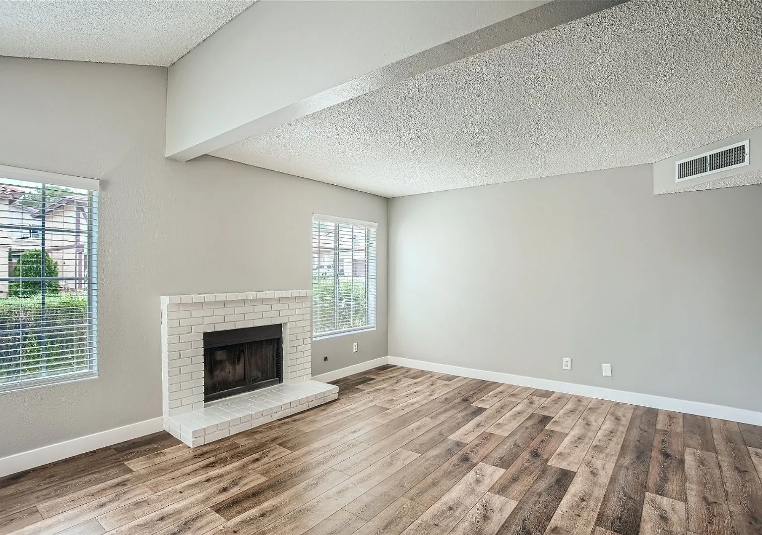 3 Bedroom Home in Green Valley! — Photo 4
