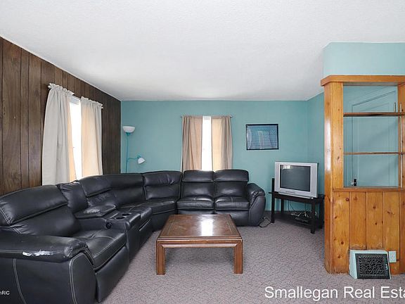 3375 Remembrance Rd NW: Living Room