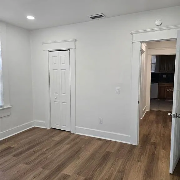 709 E James St — Photo 9