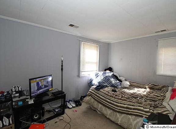 4th image of 63 Railroad Ave