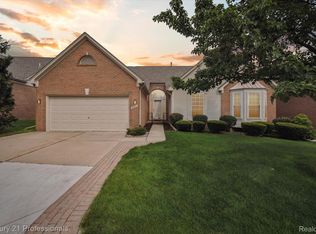 932 Churchill Cir, Rochester, MI 48307