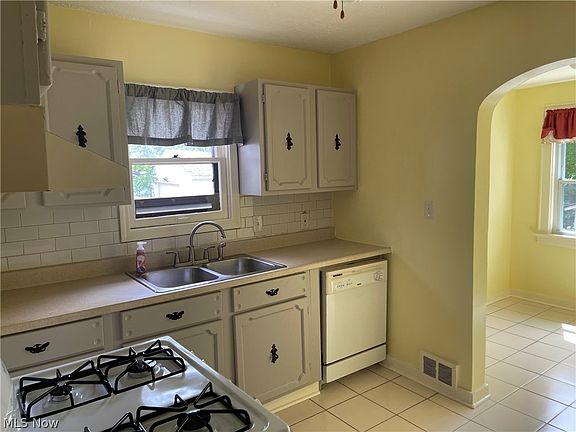 2nd image of 628 Garry Rd