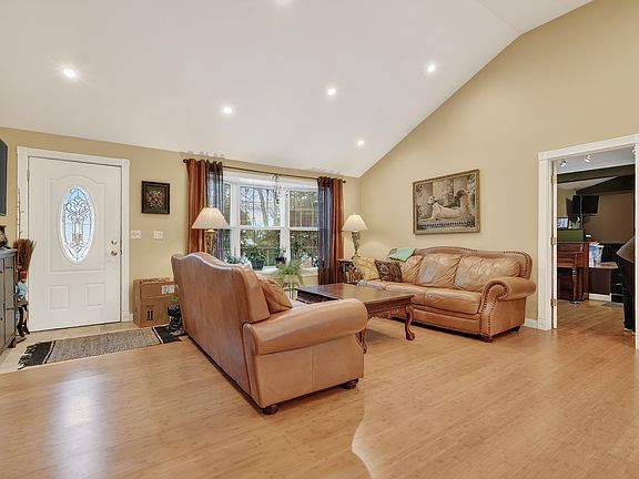 5th image of 1748 N Windsor Dr