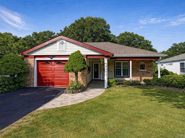 2 Bedford Ct, Ridge, NY 11961