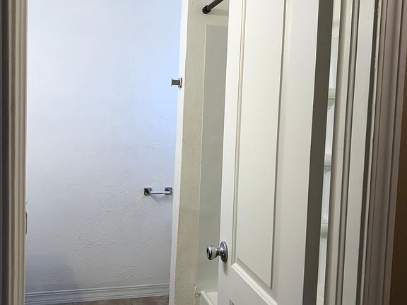 3rd image of 5005 Knox Ct