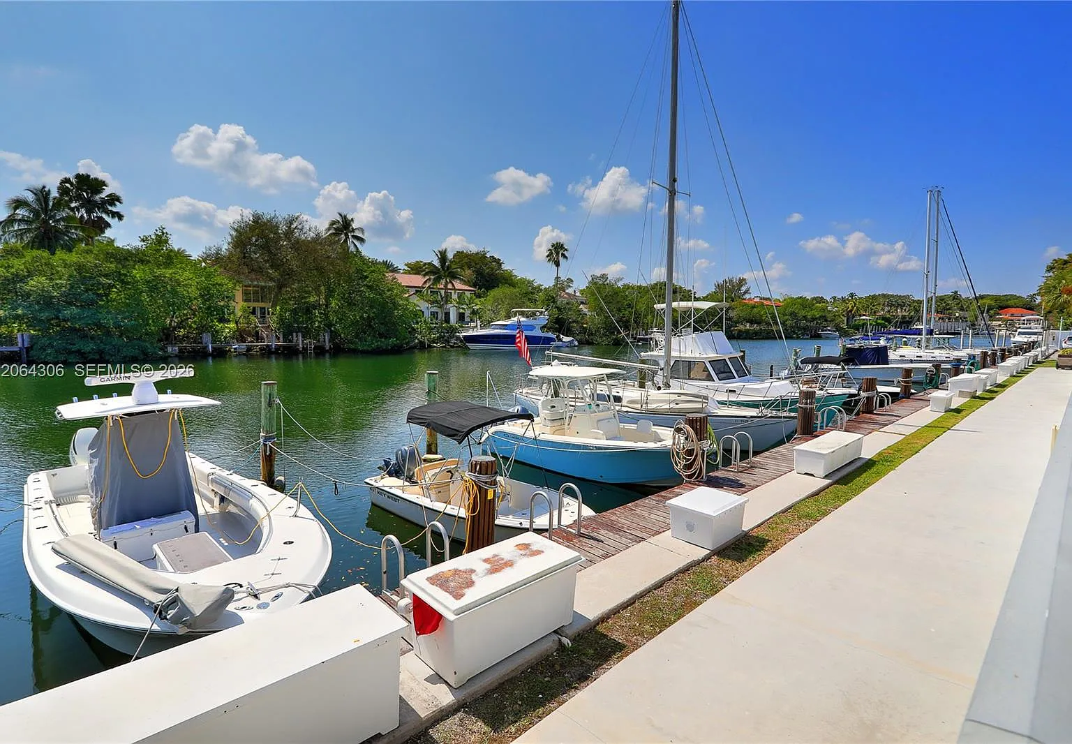 Waters Edge Of Coral Gabl — Photo 3