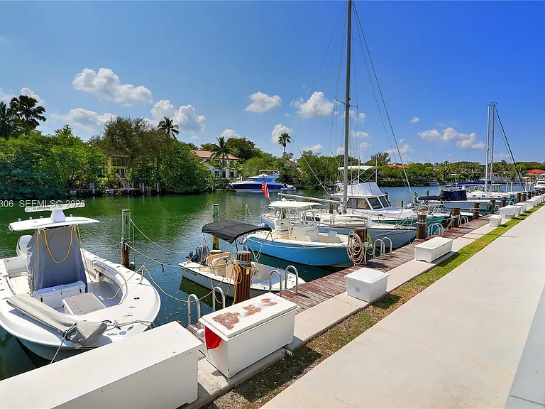 100 Edgewater Dr #305 — Photo 2