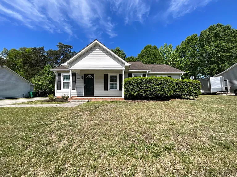 2709 Ingleside Dr — Photo 1
