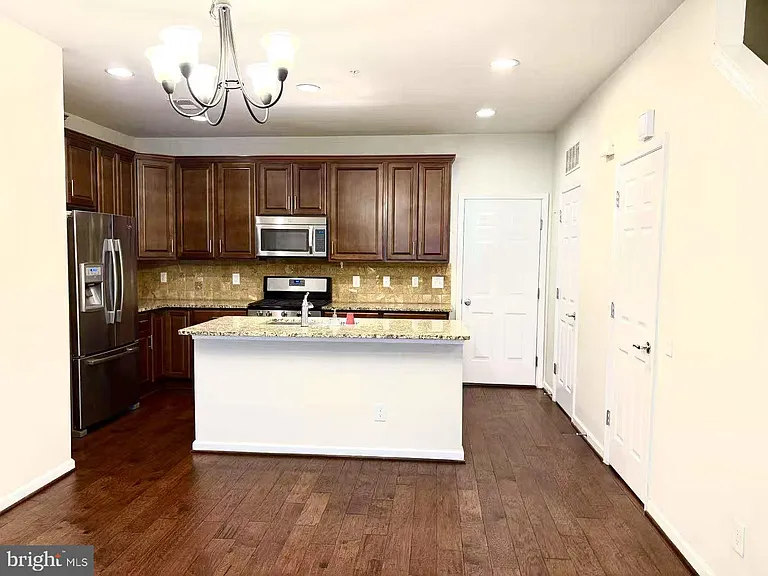 42797 Burrell Sq — Photo 3