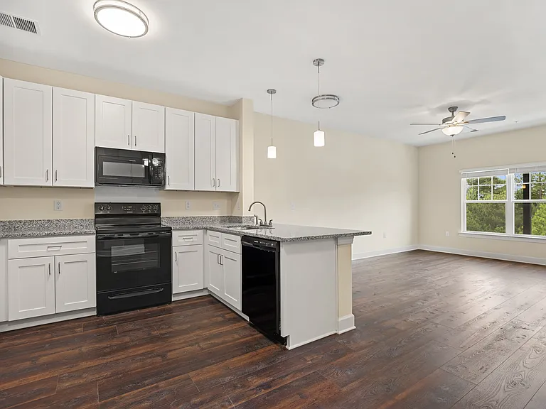 Oak Forest Pointe — Photo 6