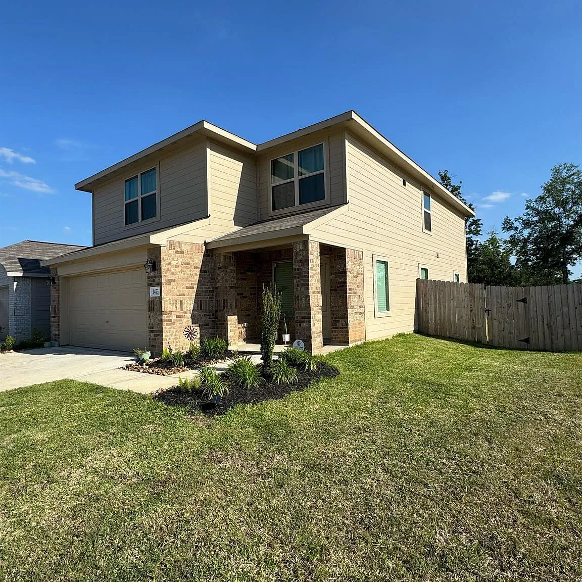 4 bed, 2.5 bath, 2229 sqft, $1,975 — Photo 3