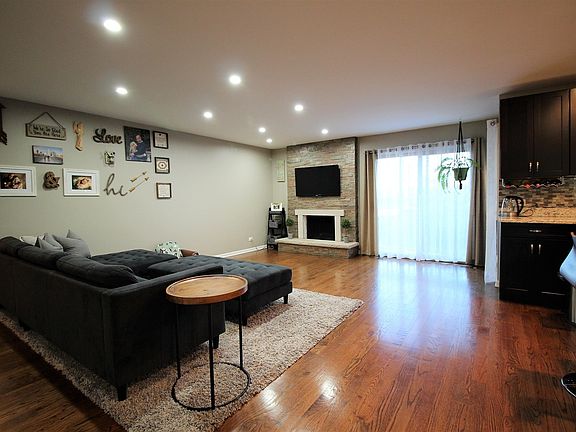2nd image of 802 Woodbine Cir
