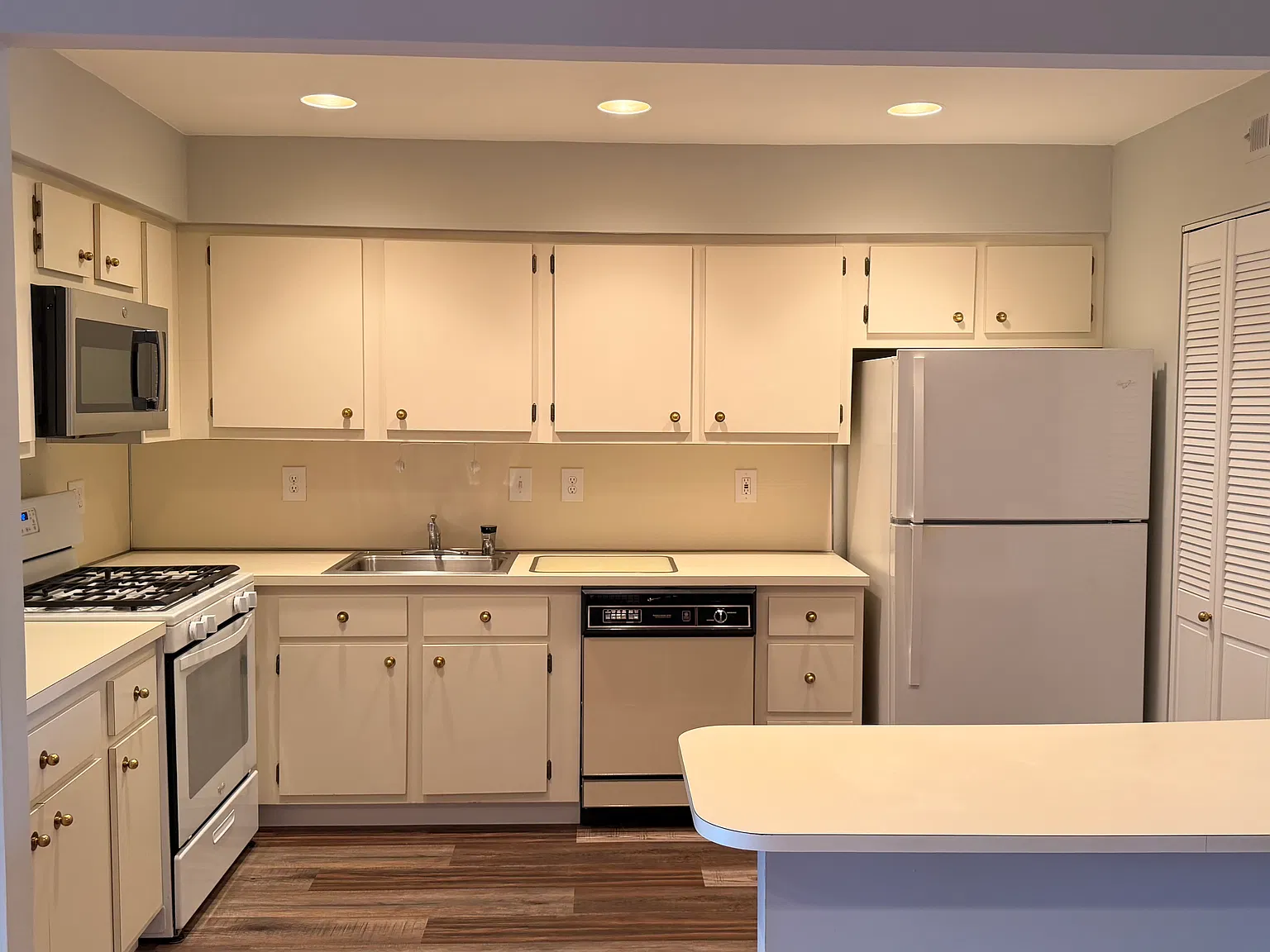 2 bed, 1084 sqft, $1,800 — Photo 3