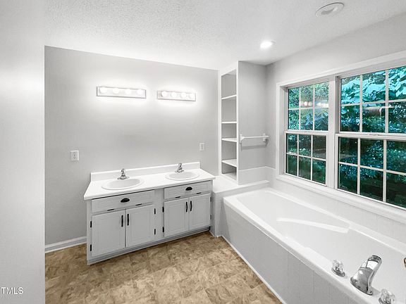5th image of 105 Cottonwood Cir