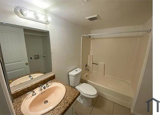 5th image of 327 E Vine Cir APT 102