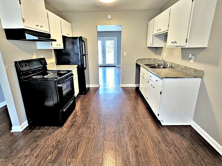 Avalon Cove Townhomes — Photo 11