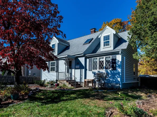 123 Beaver St, Hyde Park, MA 02136