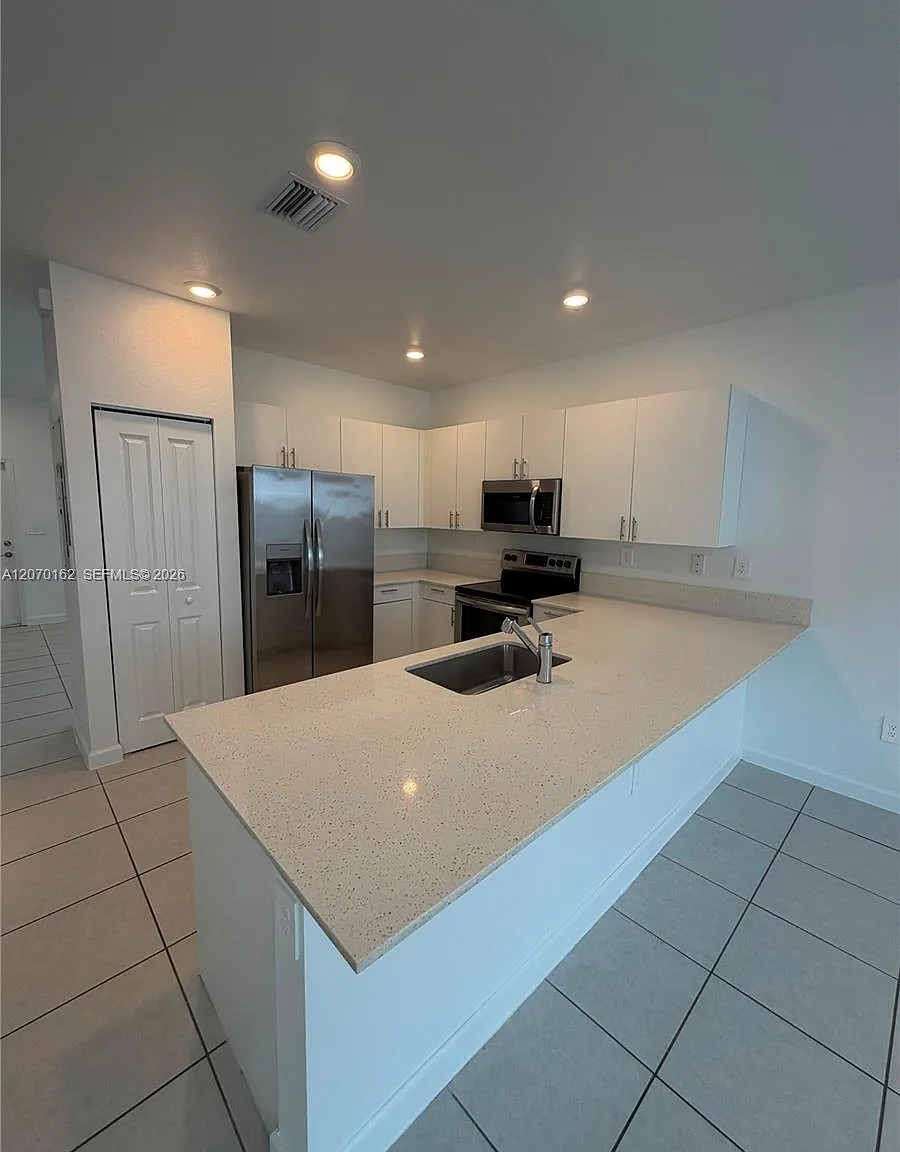 Silver Palm Residential H — Photo 1