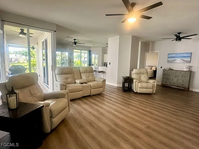 3 bed, 2.0 bath, 1587 sqft, $3,700 — Photo 2