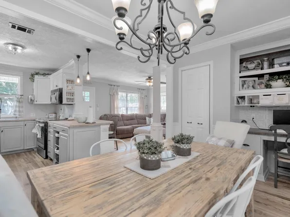 512 Thornhill Rd, Fort Walton Beach, FL 32547