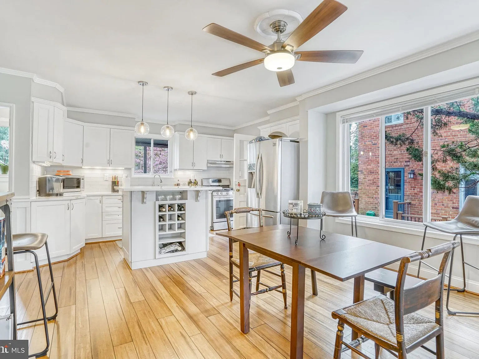 3 bed, 1.5 bath, 1792 sqft, $3,250 — Photo 2