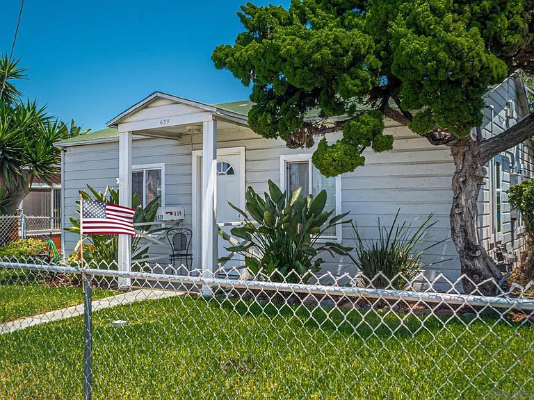 Pet friendly beach cottage less than 1 mile to the ocean!