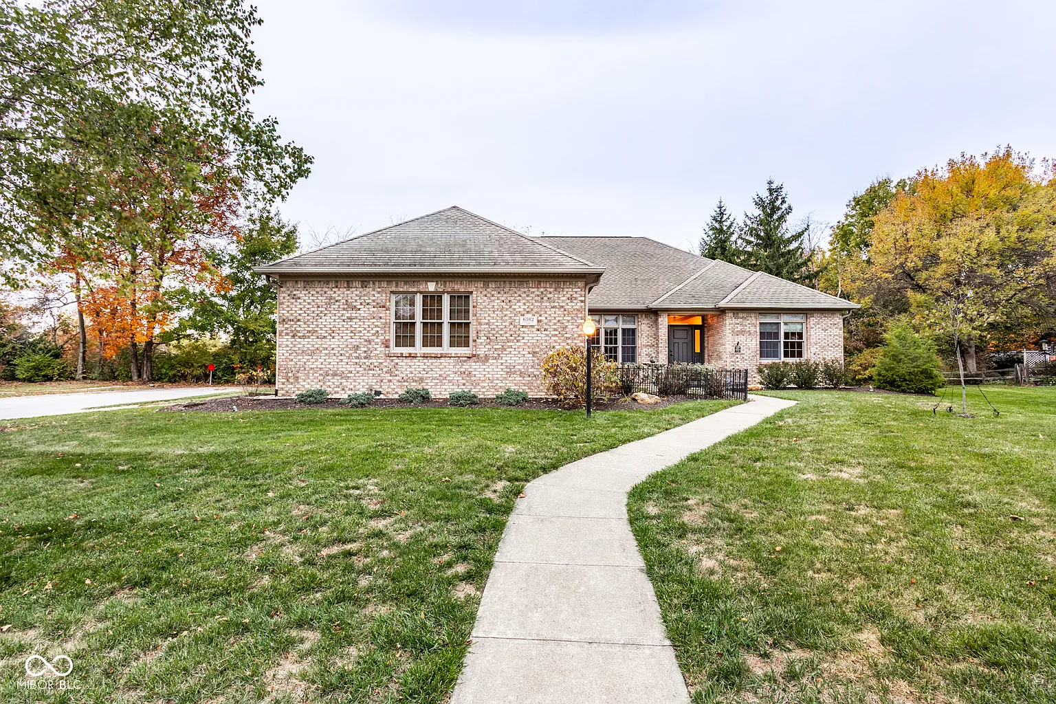 6562 English Oak Ln photo 1