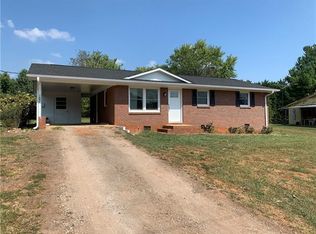 1692 Old Farm Dr, Hickory, NC 28602